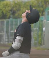 　打撃練習で調子が上がらず、天を見上げる慶応・清原勝児（撮影・石井剣太郎）