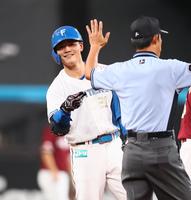 　１回、適時二塁打を放ち、塁上でポーズをとる清宮（撮影・中島達哉）