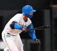 　１回、適時二塁打を放つ清宮（撮影・中島達哉）