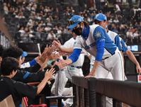 　勝利をあげ、コーチ陣とタッチを交わす新庄監督（右）＝撮影・中島達哉