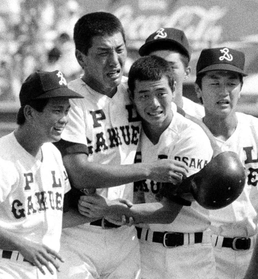 　優勝を決め、抱き合って喜ぶＰＬ学園・清原（中央左）と桑田（同右）＝１９８５年８月２１日