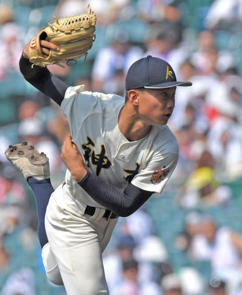 　２回途中から登板する神村学園・黒木陽琉（撮影・北村雅宏）