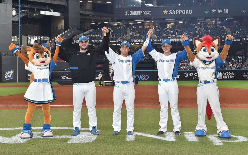 　ヒーローインタビューを終え、ポーズを決める（左から）マルティネス、郡司、清宮（撮影・中島達哉）