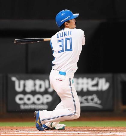 　６回、この日２本目となる３号ソロを放つ郡司（撮影・中島達哉）