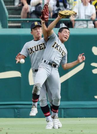 　５回、慶応・丸田の飛球で仙台育英の中堅手・橋本（右）と左翼手・鈴木が交錯し、二者の生還を許した