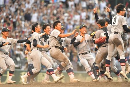 　優勝を決めた慶応ナイン（撮影・中田匡峻）