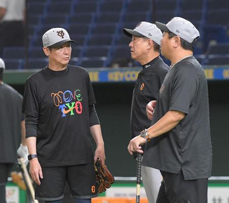　原監督（中央）と話す阿波野投手チーフコーチ（撮影・佐藤厚）