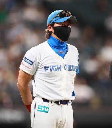 　勝利をあげ、笑顔でナインを見守る新庄監督（撮影・中島達哉）