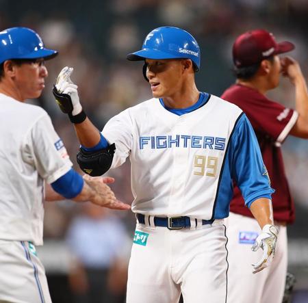 　２回、適時打を放ち、塁上でポーズをとる王柏融（撮影・中島達哉）