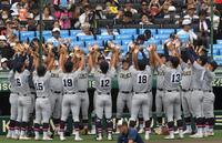 　試合前、両手を天に掲げる仙台育英ナイン（撮影・北村雅宏）