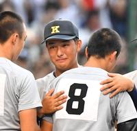 　試合後、仙台育英・橋本航河（８）と健闘をたたえあった慶応・清原勝児（撮影・中田匡峻）