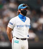 　勝利をあげ、笑顔でナインを見守る新庄監督（撮影・中島達哉）