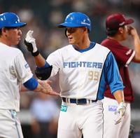 　２回、適時打を放ち、塁上でポーズをとる王柏融（撮影・中島達哉）