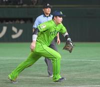 　１１回、梶谷（左）の投手内野安打で阪口が一塁悪送球、ボールを追う一塁手・村上（撮影・佐藤厚）