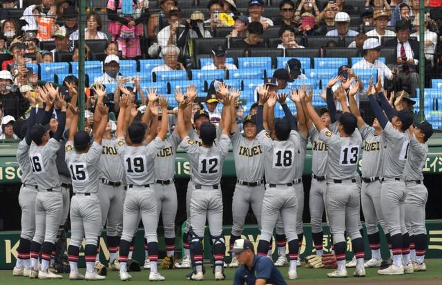 【写真】仙台育英ナインが試合前の円陣で元気玉ポーズ！主将「苦しい時は両手をかかげて」