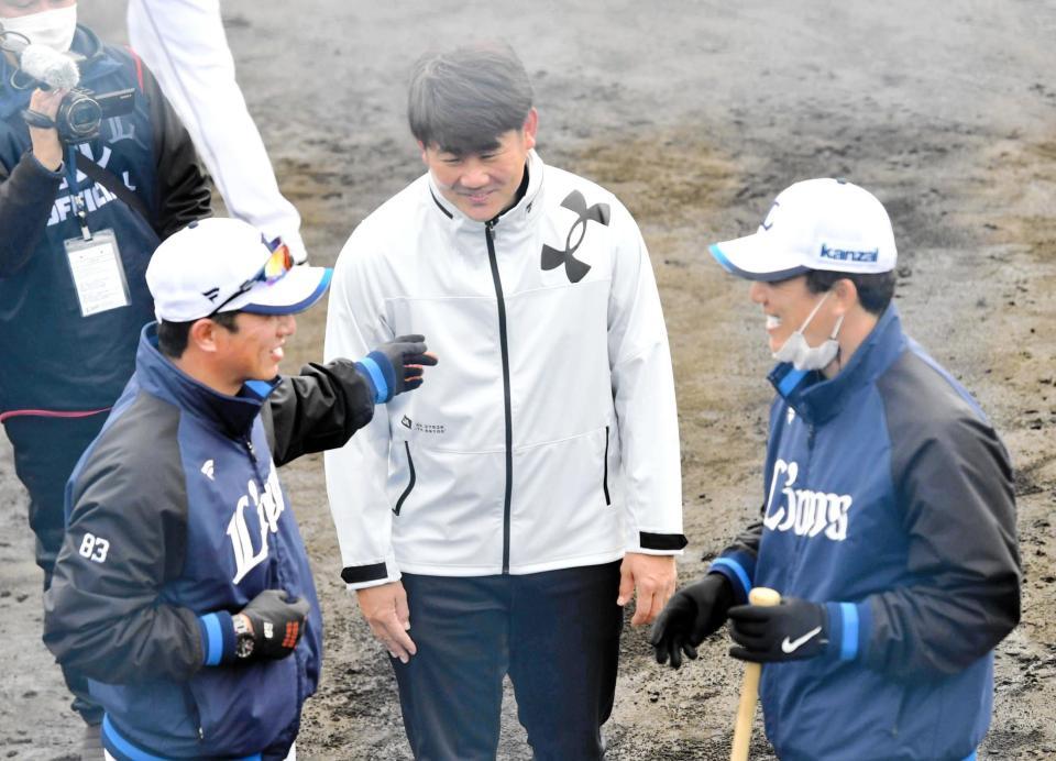 　松井監督（右）と平石ヘッドコーチ（左）　中央は松坂臨時コーチ