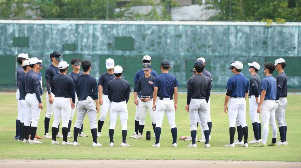 練習前に集まる慶応ナイン＝津門中央公園野球場（撮影・石井剣太郎）