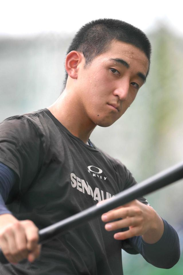 　練習で汗を流す仙台育英・橋本