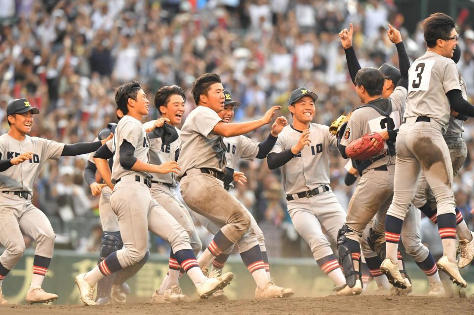 　優勝を決めた慶応ナイン（撮影・中田匡峻）