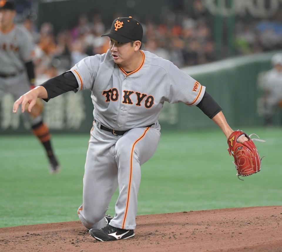 　２回、内山への投球でバランスを崩す菅野（撮影・佐藤厚）