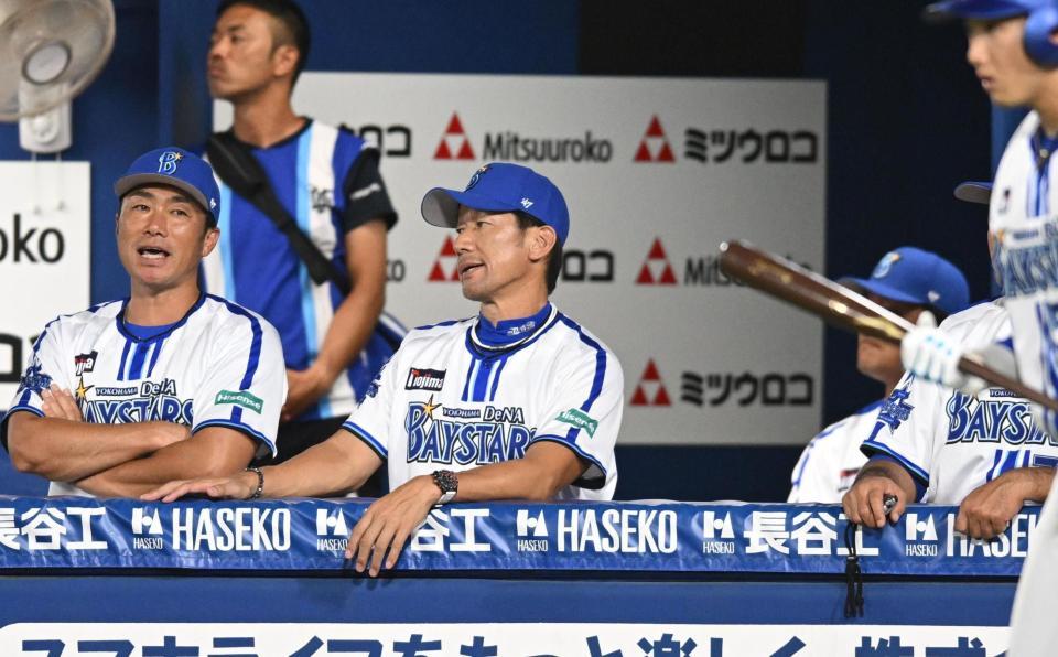 　ベンチで渋い表情の三浦監督（撮影・金田祐二）