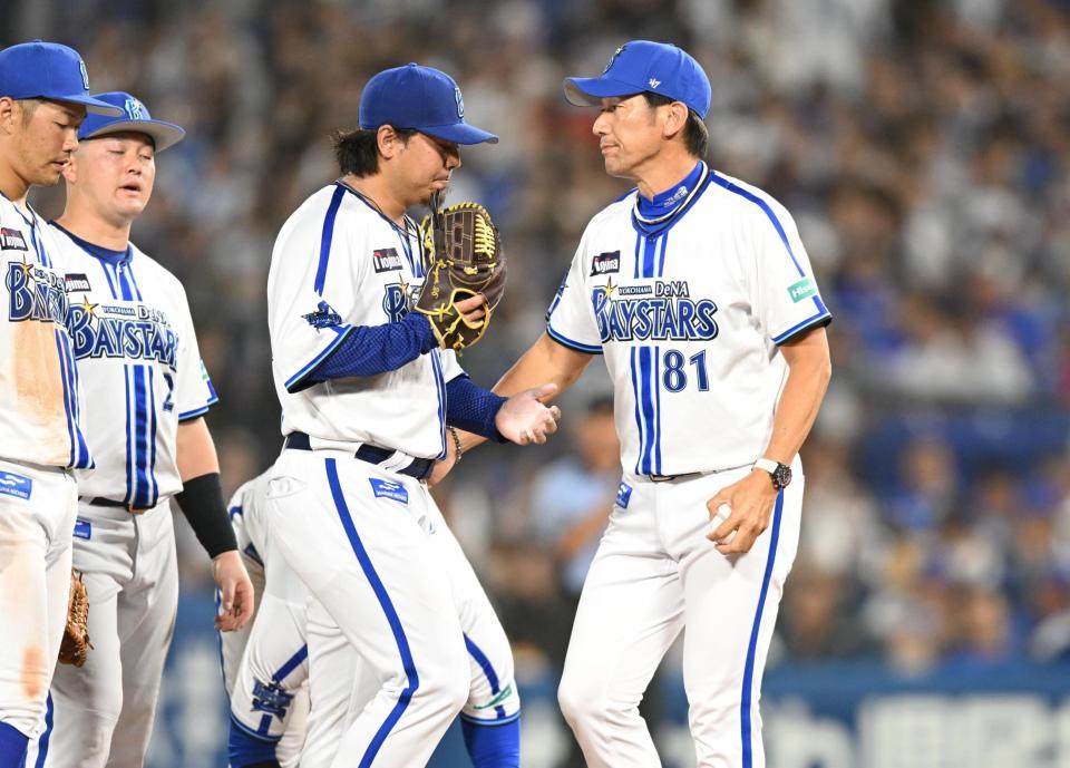　６回、代打・田中に押し出し死球を与えた浜口を交代させる三浦監督（撮影・金田祐二）