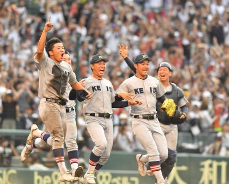 　仙台育英に勝利し、駆けだしていく慶応・清原（左から３人目）ら慶応ナイン