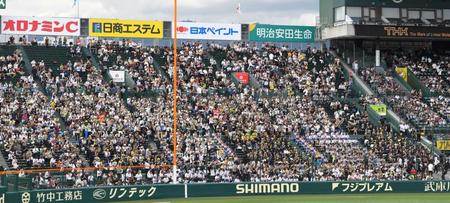 　試合前、盛り上がる仙台育英応援団＝２３日