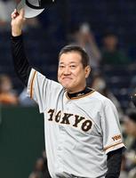 　ヤクルトに勝利し声援に応える原監督