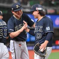 　完封勝利し、中嶋監督（左）に祝福される宮城（撮影・西岡正）