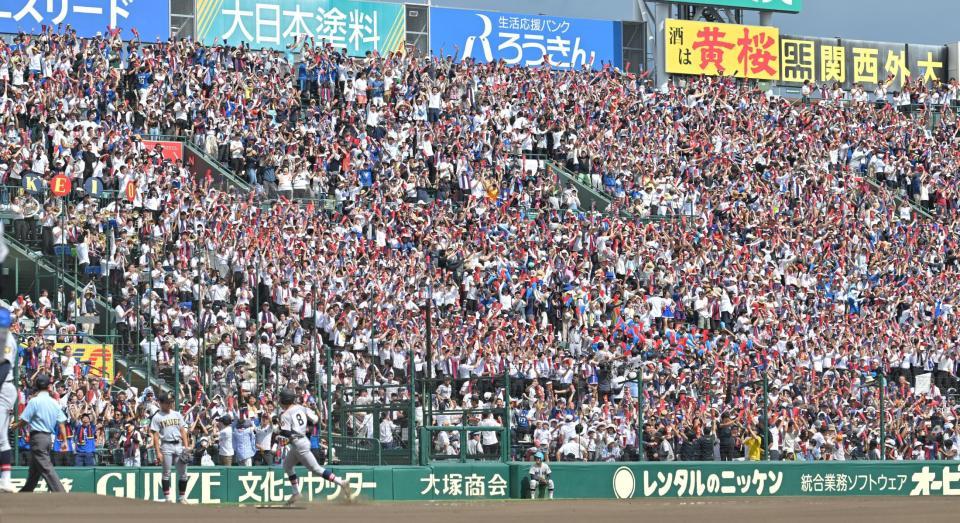 　１回、先頭打者本塁打を放った丸田湊斗（下）に大盛り上がりの慶応アルプス＝２３日