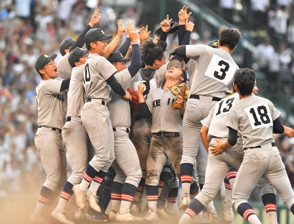 　優勝し、喜ぶ慶応ナイン＝２３日