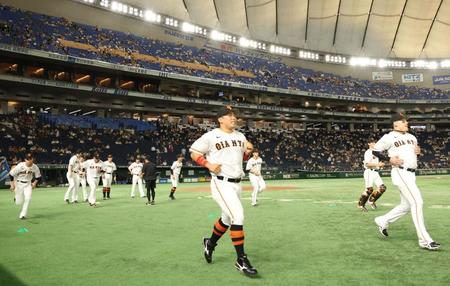 　試合直前、アップする浅野（中央）ら巨人ナイン（撮影・吉澤敬太）