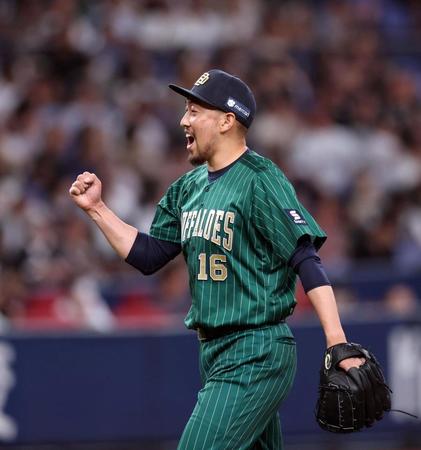 　試合を締め、ガッツポーズを見せる平野佳（撮影・山口登）