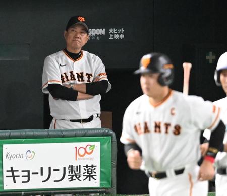 　ベンチで厳しい表情の原監督（撮影・金田祐二）