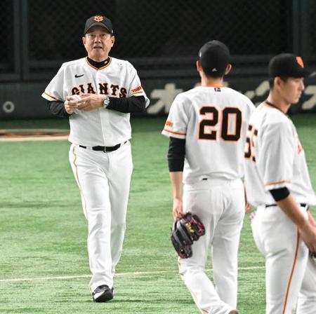 　５回、戸郷（２０）を交代させる原監督（撮影・金田祐二）