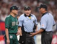 　５回、中川圭の打球の判定に抗議する中嶋監督（撮影・山口登）