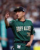 　５回、ベンチに指示を出す中嶋監督（撮影・山口登）