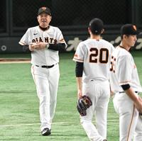 　５回、戸郷（２０）を交代させる原監督（撮影・金田祐二）