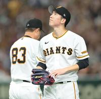 　５回、原監督（左）に交代を告げられ降板する戸郷（撮影・吉澤敬太）