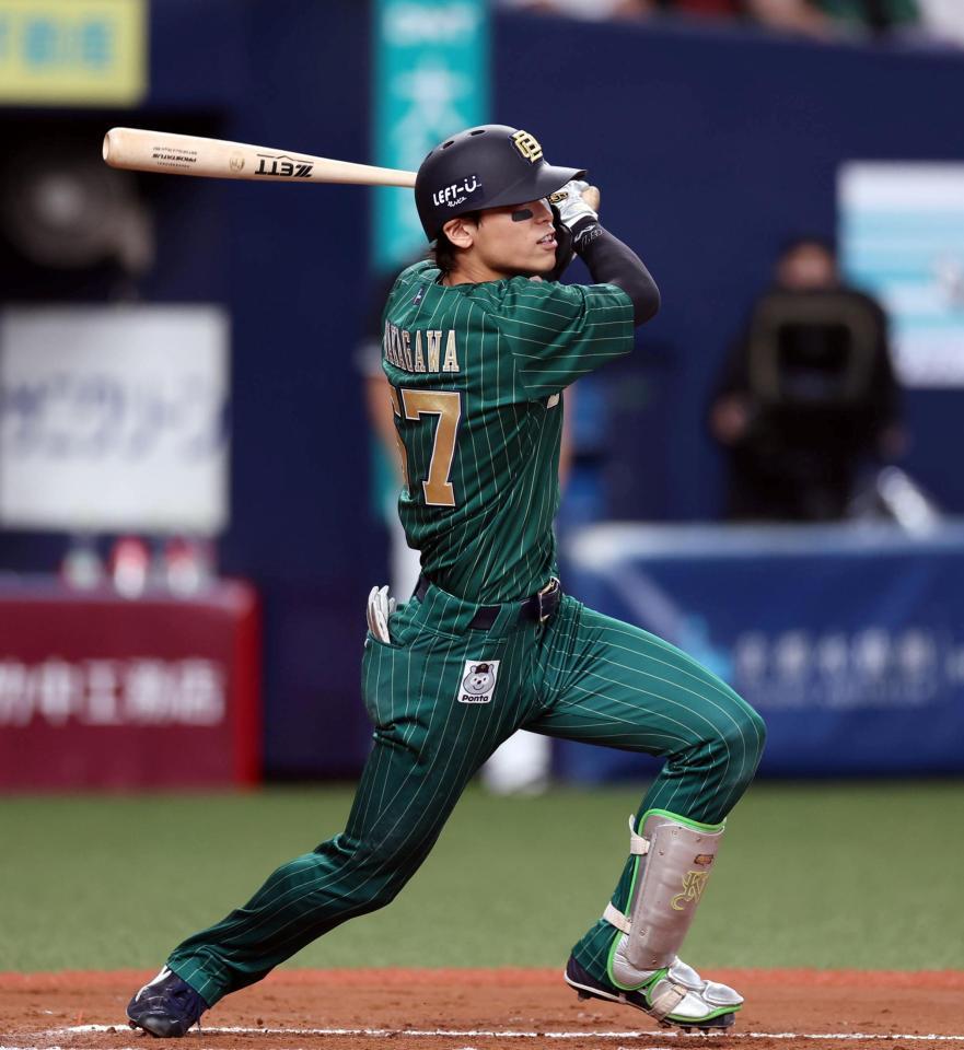 　６回、中前に勝ち越し適時打を放つ中川圭（撮影・山口登）