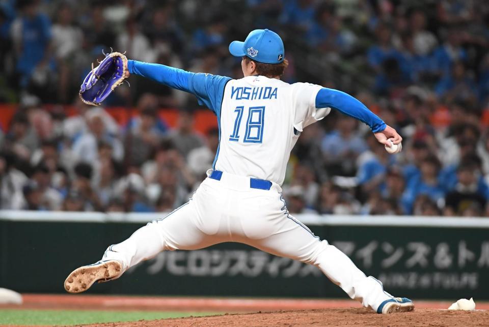 　８回、３番手で登板した吉田（撮影・三好信也）