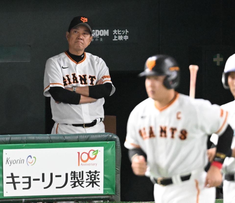 　ベンチで厳しい表情の原監督（撮影・金田祐二）