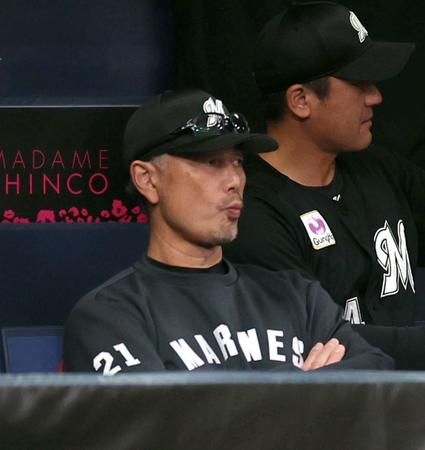 　ベンチで渋い表情の吉井監督（撮影・山口登）