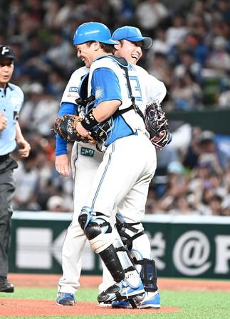 　完封勝利を挙げ、伏見（手前）と抱き合う伊藤