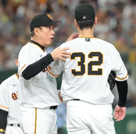 　７回、満塁弾を浴びた鈴木康（右）の降板を告げる原監督（撮影・吉澤敬太）