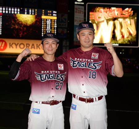 　ヒーローインタビューを終えポーズを決める決勝打の岡島（左）と７勝目の田中将