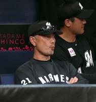 　ベンチで渋い表情の吉井監督（撮影・山口登）