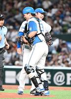 　完封勝利を挙げ、伏見（手前）と抱き合う伊藤