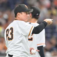 　７回、鈴木康を降板させる原監督（撮影・立川洋一郎）